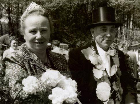 1960_Kutsche 3.jpg - Königspaar 1960: Ehrenoberstleutnant Bernhard Eßling-Messing und Anna Lanfer.